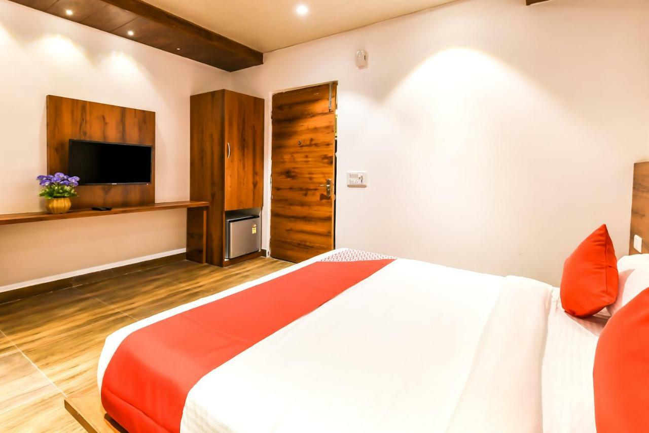 Capital O 19133 Oak Tree 3* New Delhi