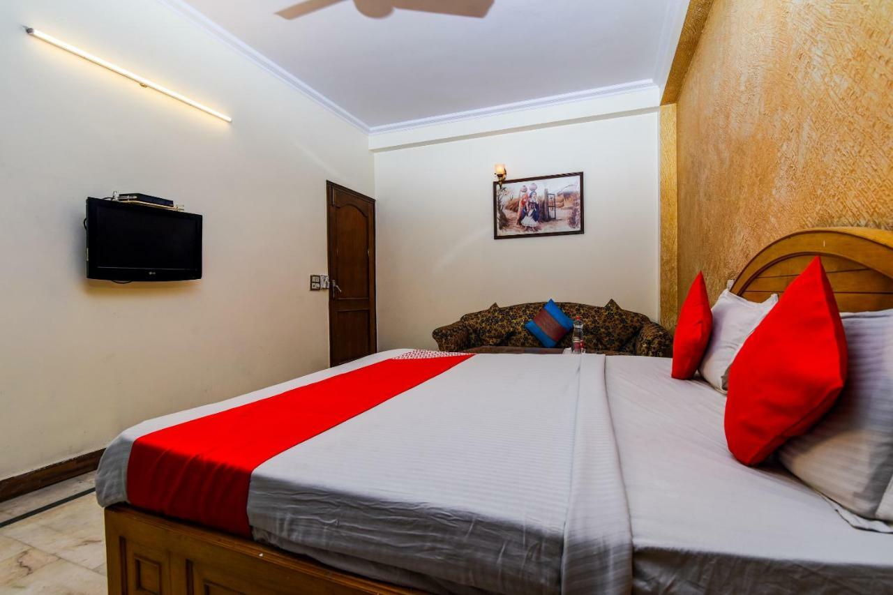 Rahul Palace By Golden Tree Near Metro Station And Ajmal Khan Market Hotel 3*
