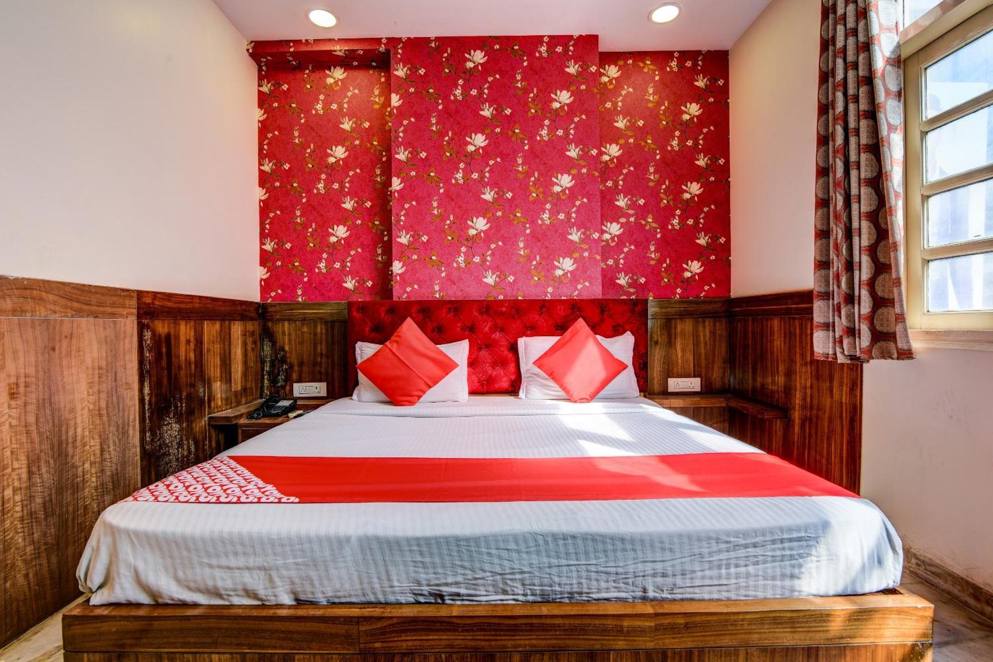 Rahul Palace By Golden Tree Near Metro Station And Ajmal Khan Market Hotel 3*