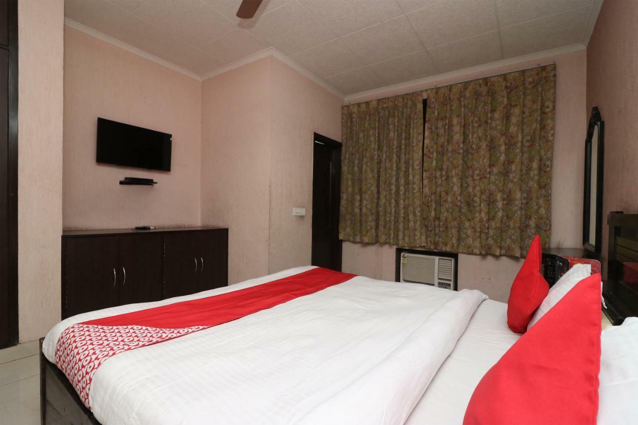 Hotel Oyo 24672 Bharat