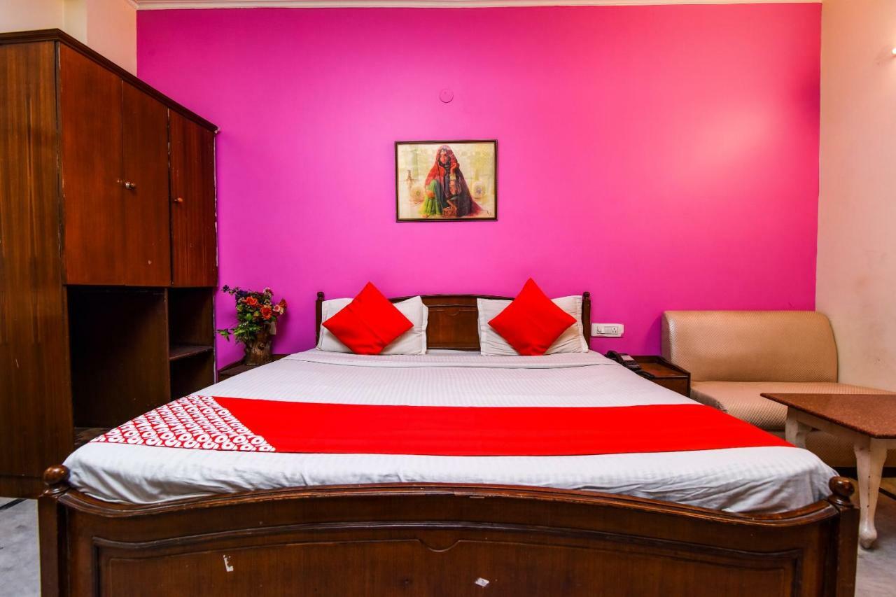 Hotel Rahul Palace By Golden Tree Near Metro Station And Ajmal Khan Market New Delhi