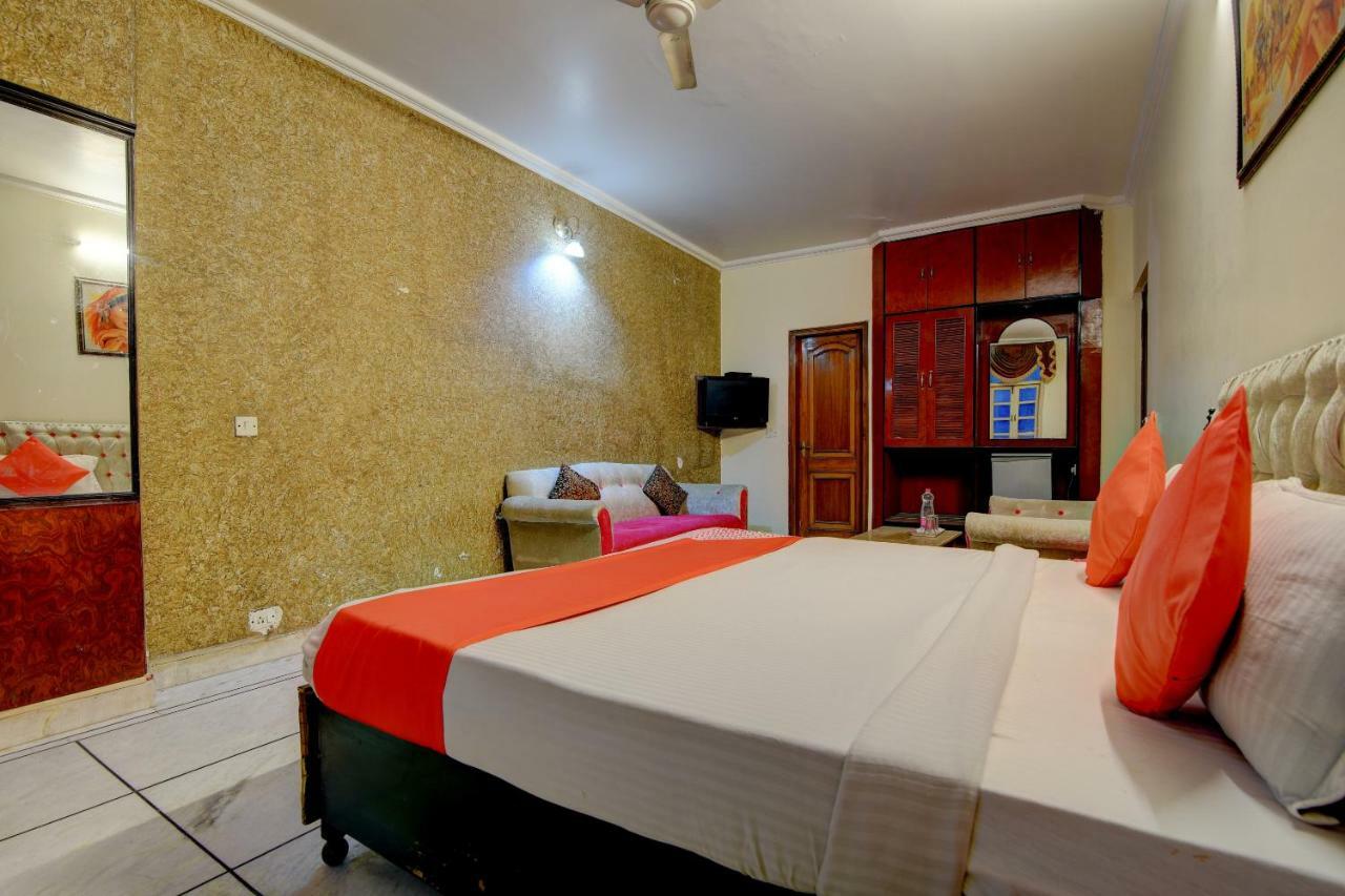 Rahul Palace By Golden Tree Near Metro Station And Ajmal Khan Market Hotel