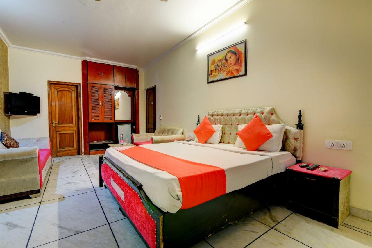 Hotel Rahul Palace By Golden Tree Near Metro Station And Ajmal Khan Market 3*