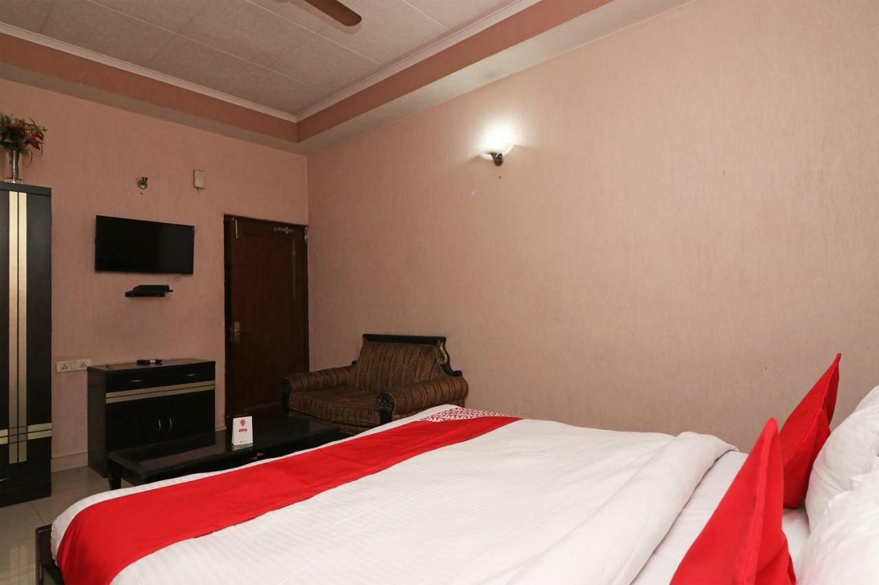Oyo 24672 Bharat Hotel Delhi (National Capital Territory of India)