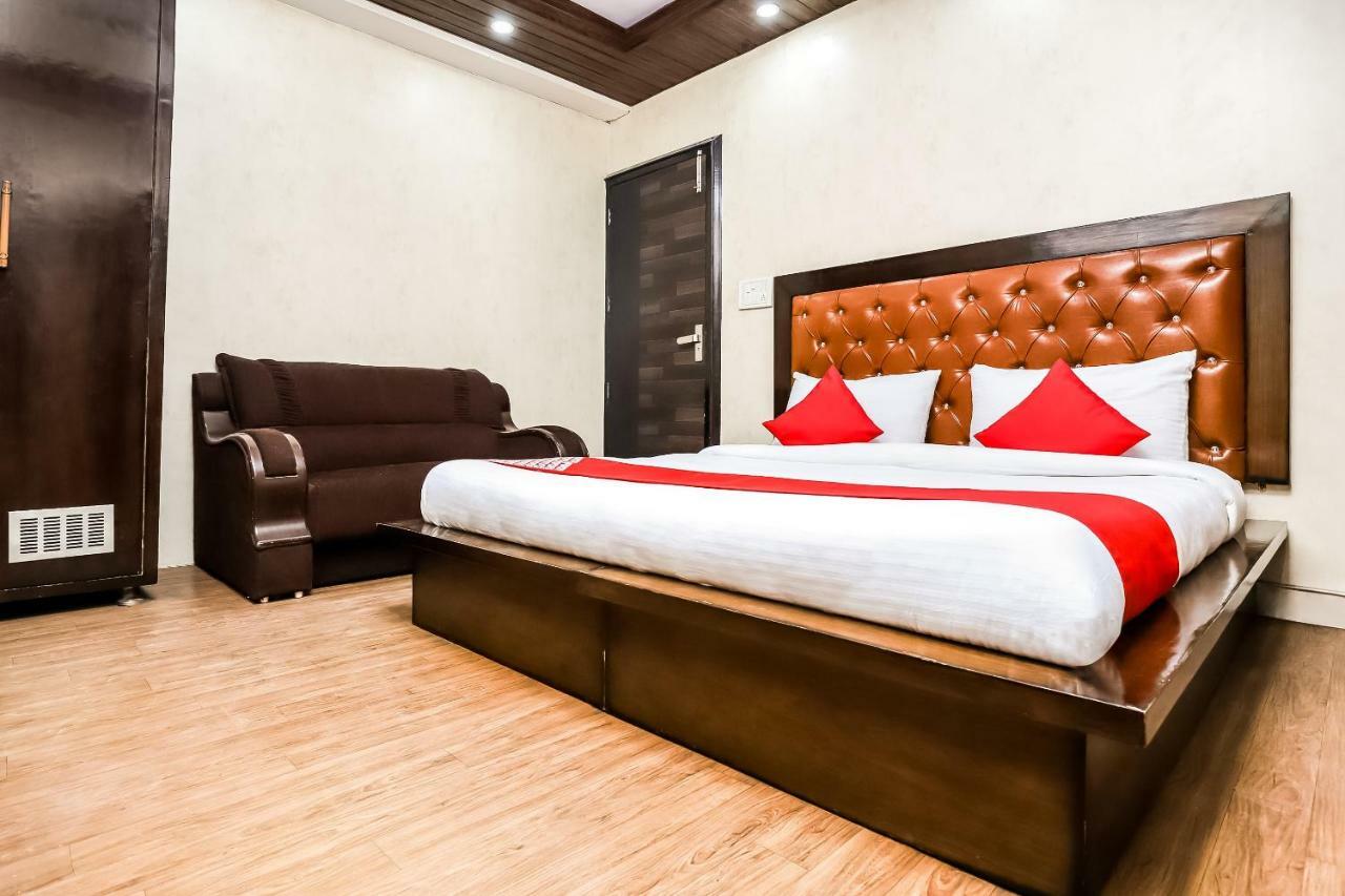 Hotel Oyo 28357 Mannat 3*