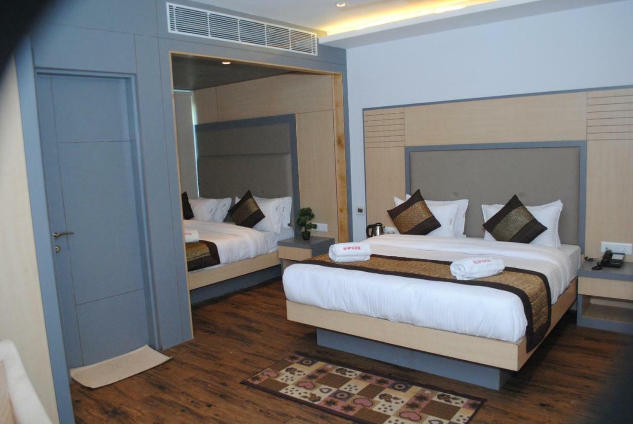 Hotel Superb 5 Mins Walk From Station 3*