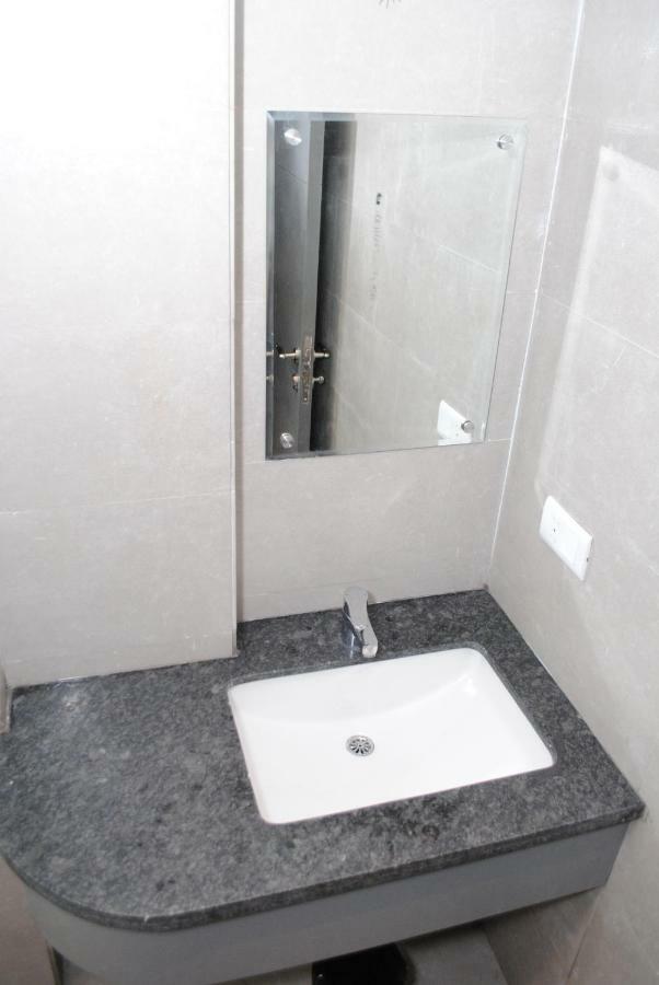 Hotel Superb 5 Mins Walk From Station Nova Deli