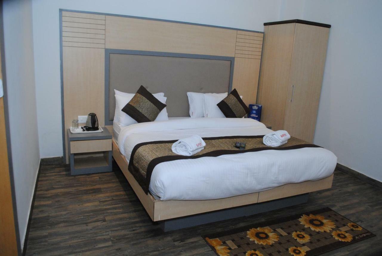Hotel Superb 5 Mins Walk From Station 3*