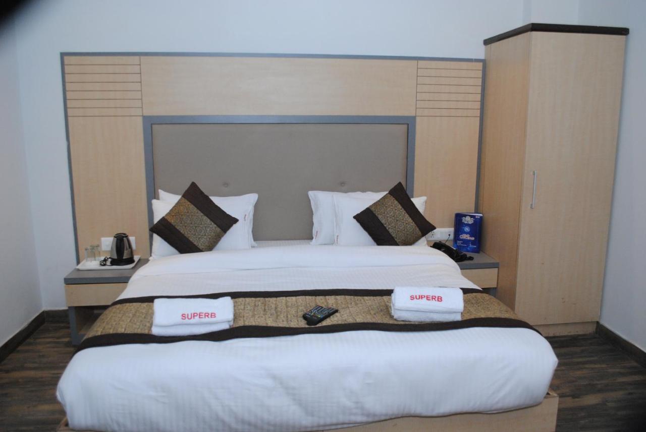 Hotel Superb 5 Mins Walk From Station Nova Deli