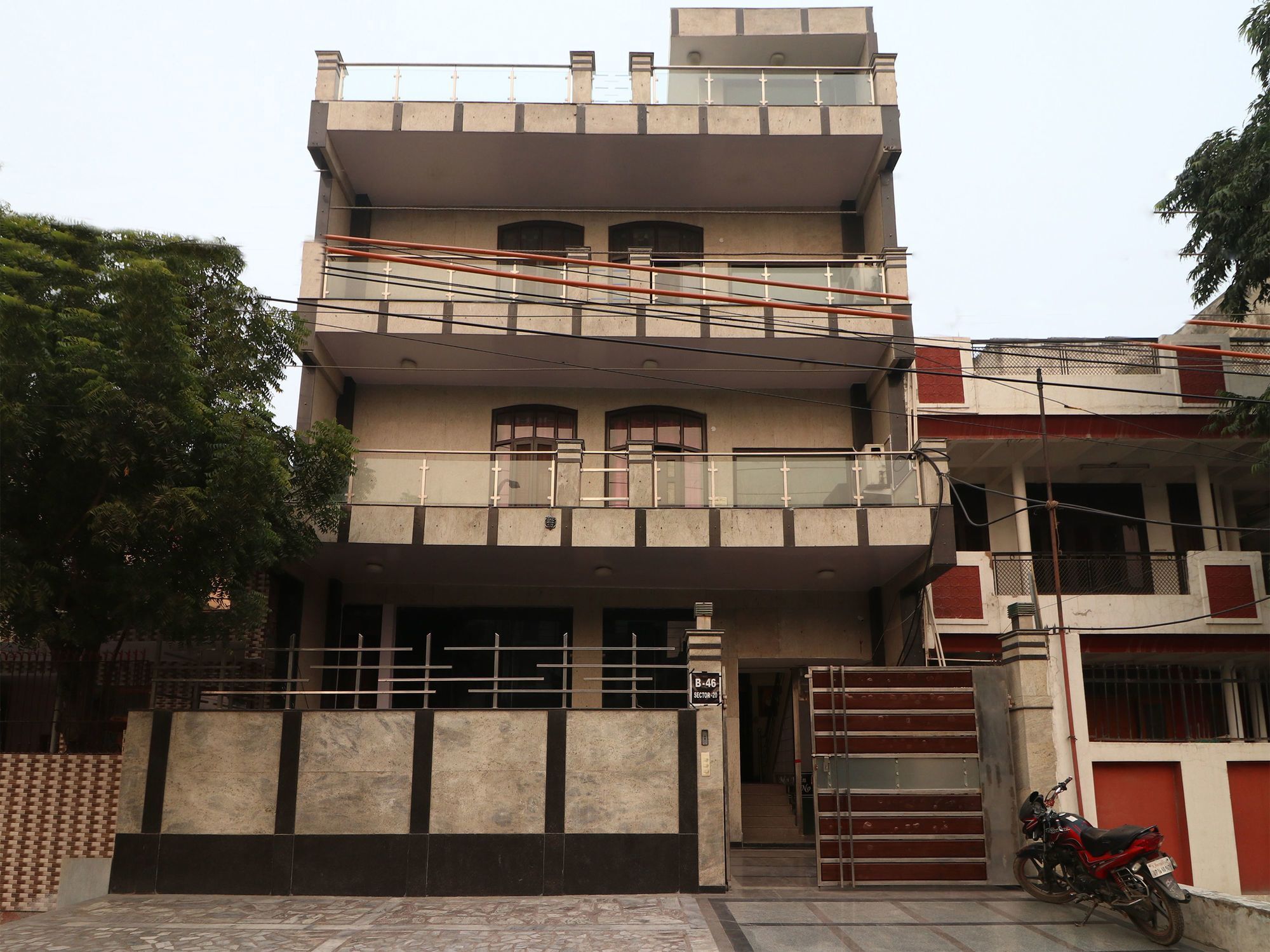 Oyo 10665 Sector 20 3* Kalkaji Devi