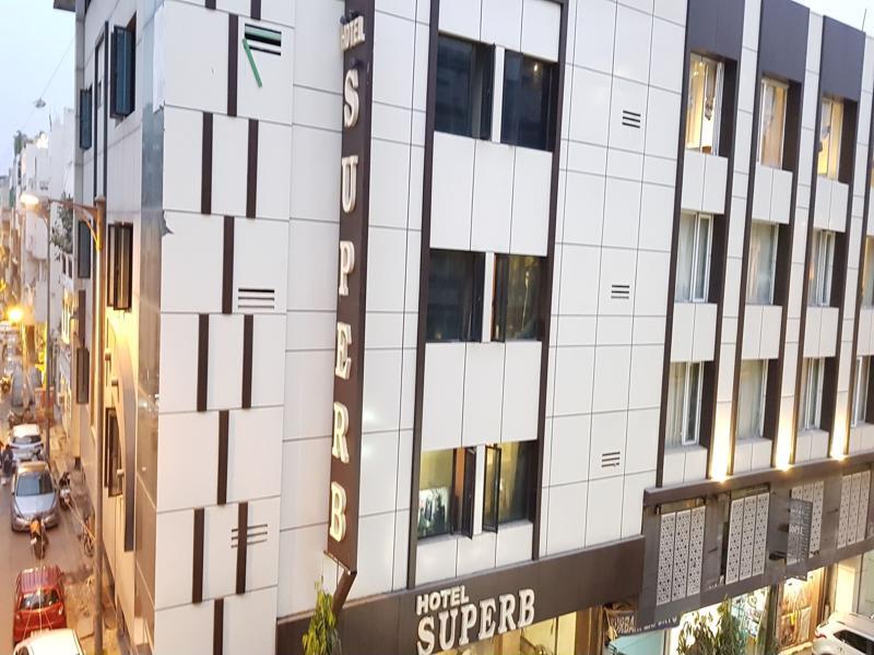 Hotel Superb 5 Mins Walk From Station 3*