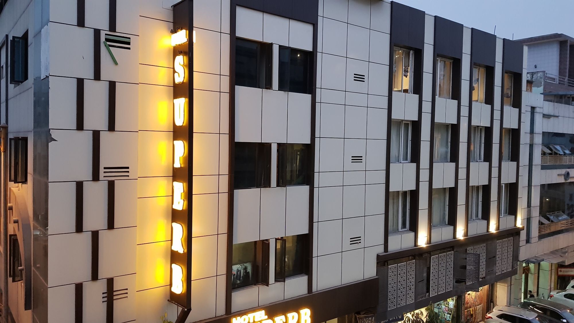Hotel Superb 5 Mins Walk From Station