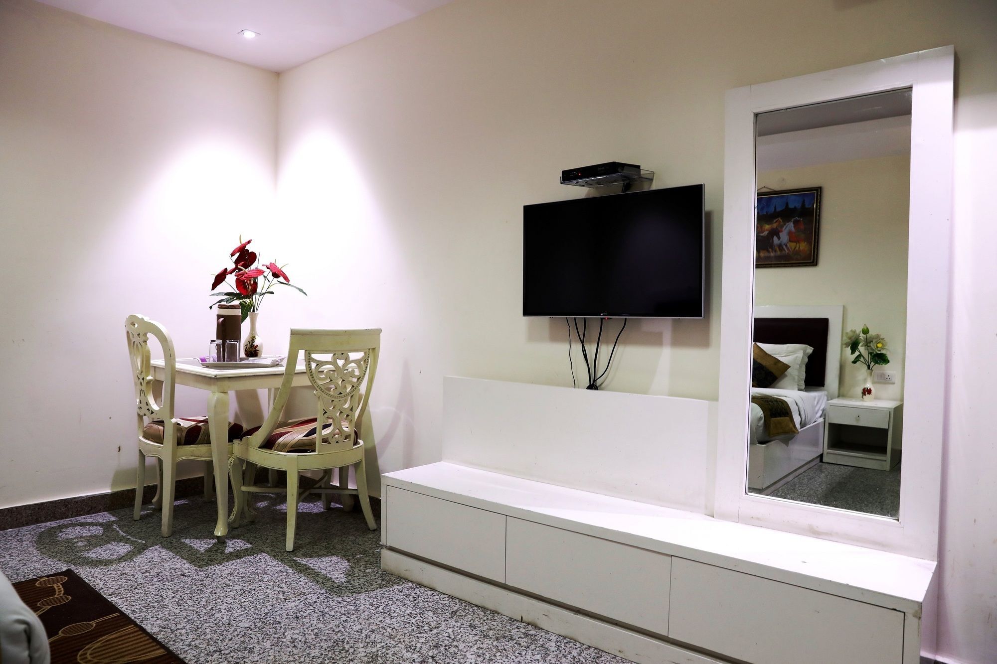 Hotel The Paramont Delhi 3*