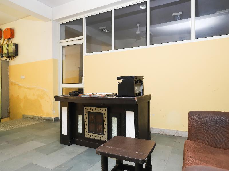 Oyo 28126 Charanpahari Hotel New Delhi