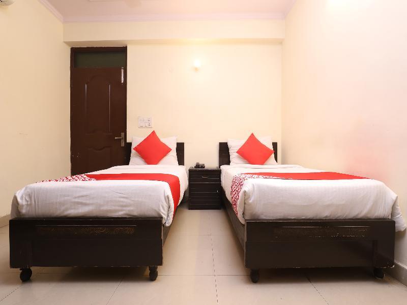 Oyo 28126 Charanpahari Hotel 3*
