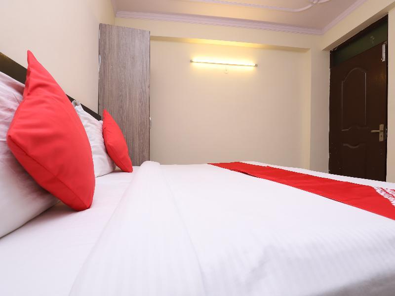 Oyo 28126 Charanpahari Hotel New Delhi