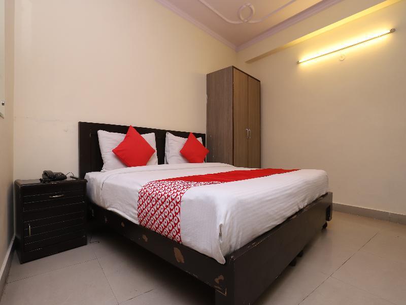 Oyo 28126 Charanpahari New Delhi