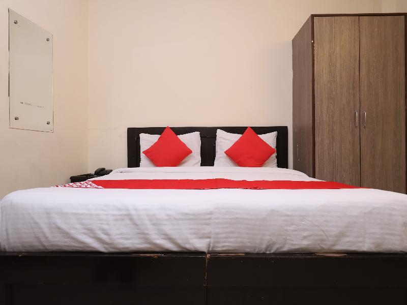 Oyo 28126 Charanpahari Hotel