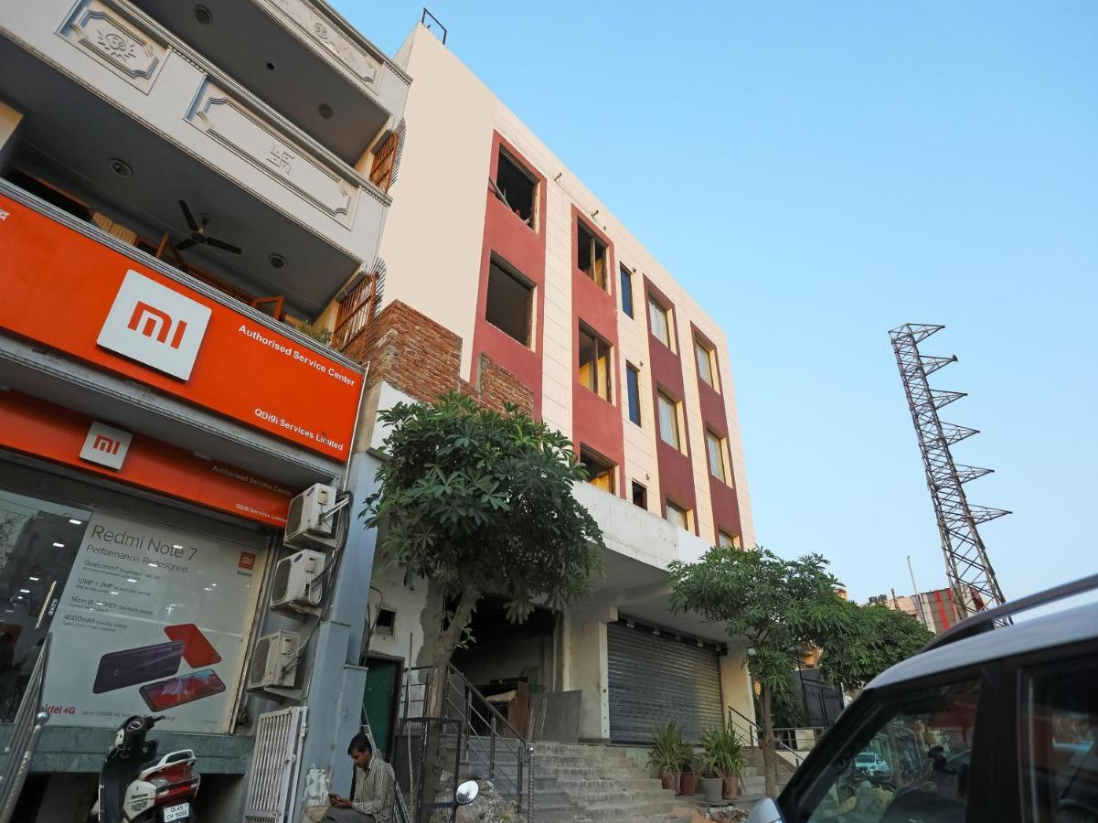 Oyo Svaruchi Near M2k Cinemas Rohini Hotel