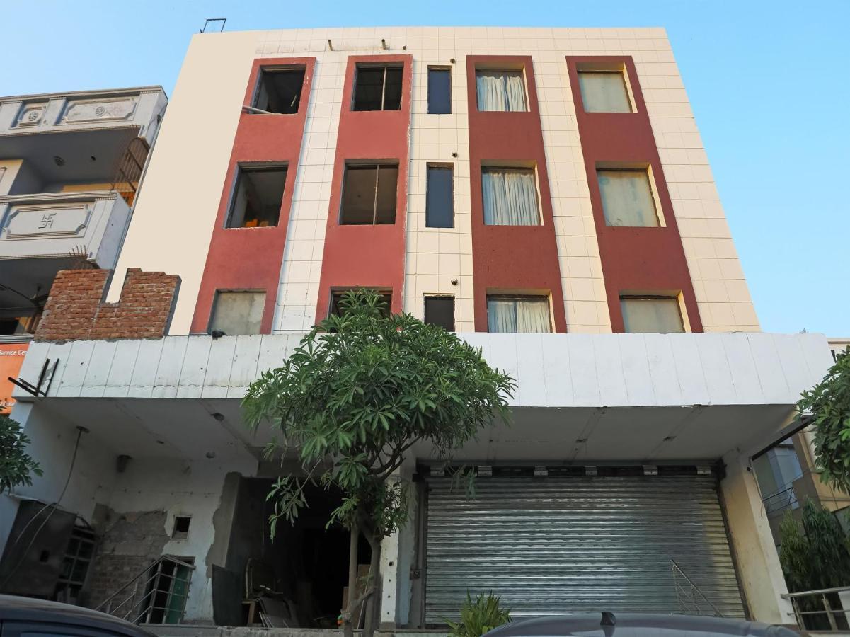 Hotel Oyo Svaruchi Near M2k Cinemas Rohini 3*