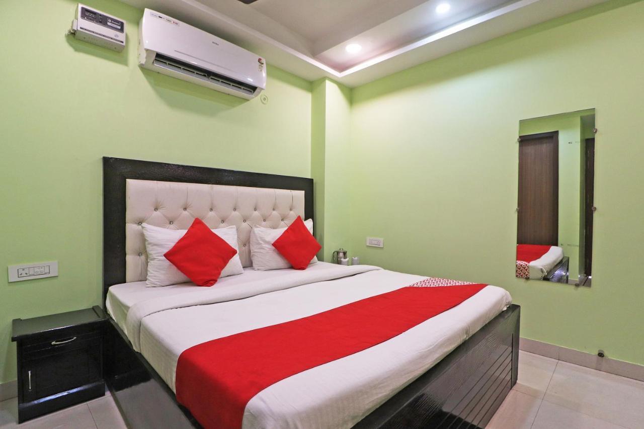 Oyo Mannat Residency Near Rohini Sector 18 Metro Station Hotel
