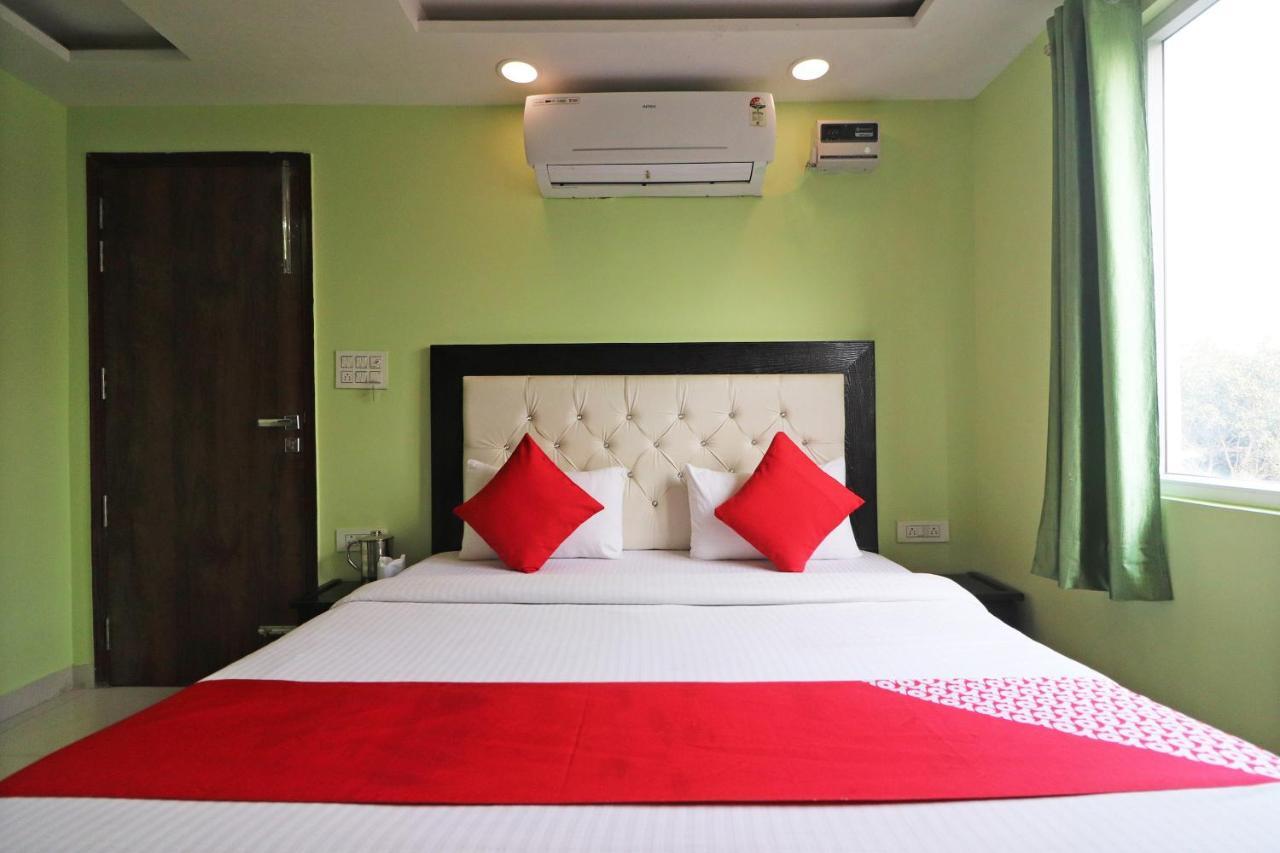 Hotel Oyo Mannat Residency Near Rohini Sector 18 Metro Station
