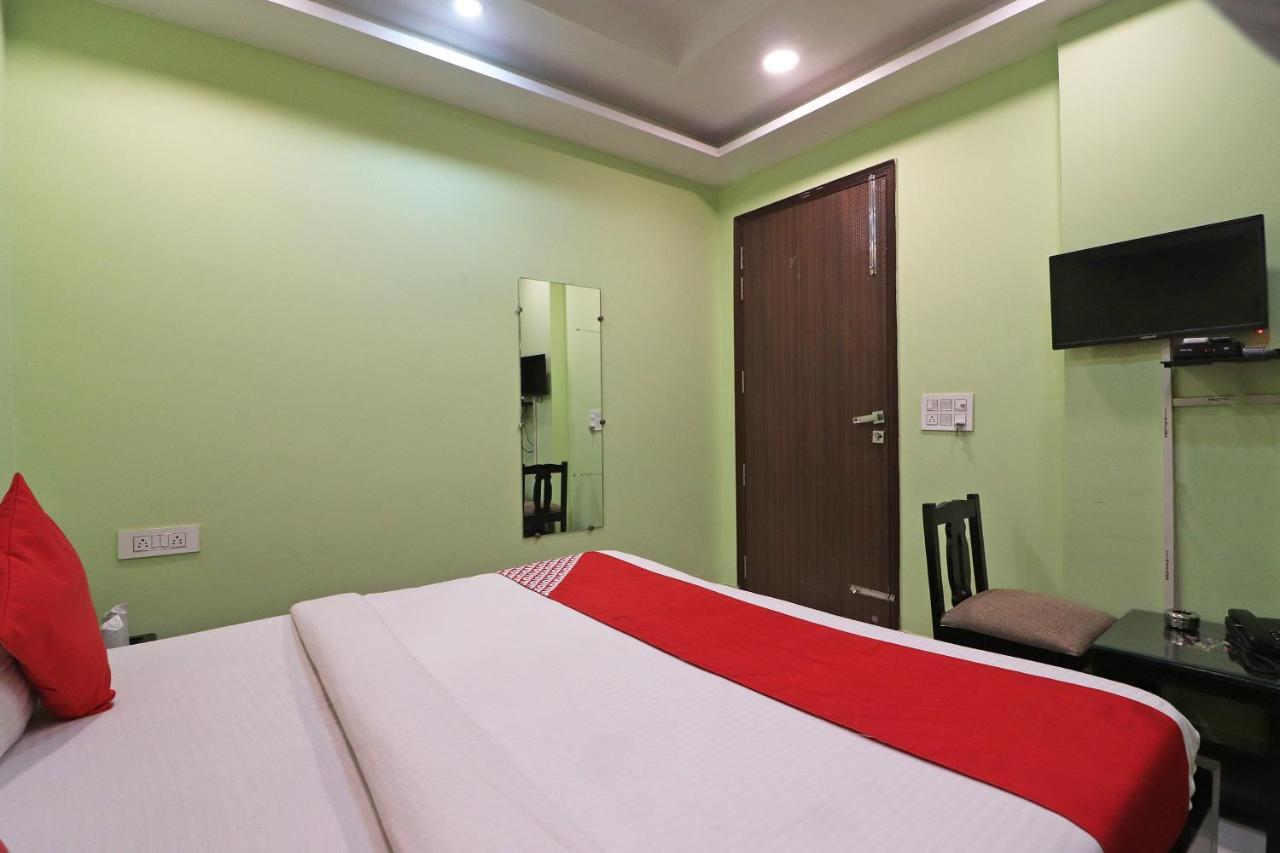 Hotel Oyo Mannat Residency Near Rohini Sector 18 Metro Station 3*
