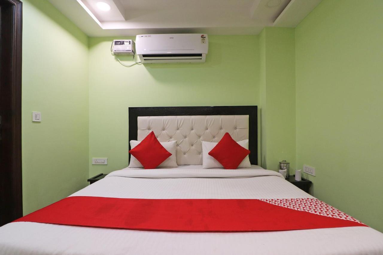 Oyo Mannat Residency Near Rohini Sector 18 Metro Station 3* New Delhi