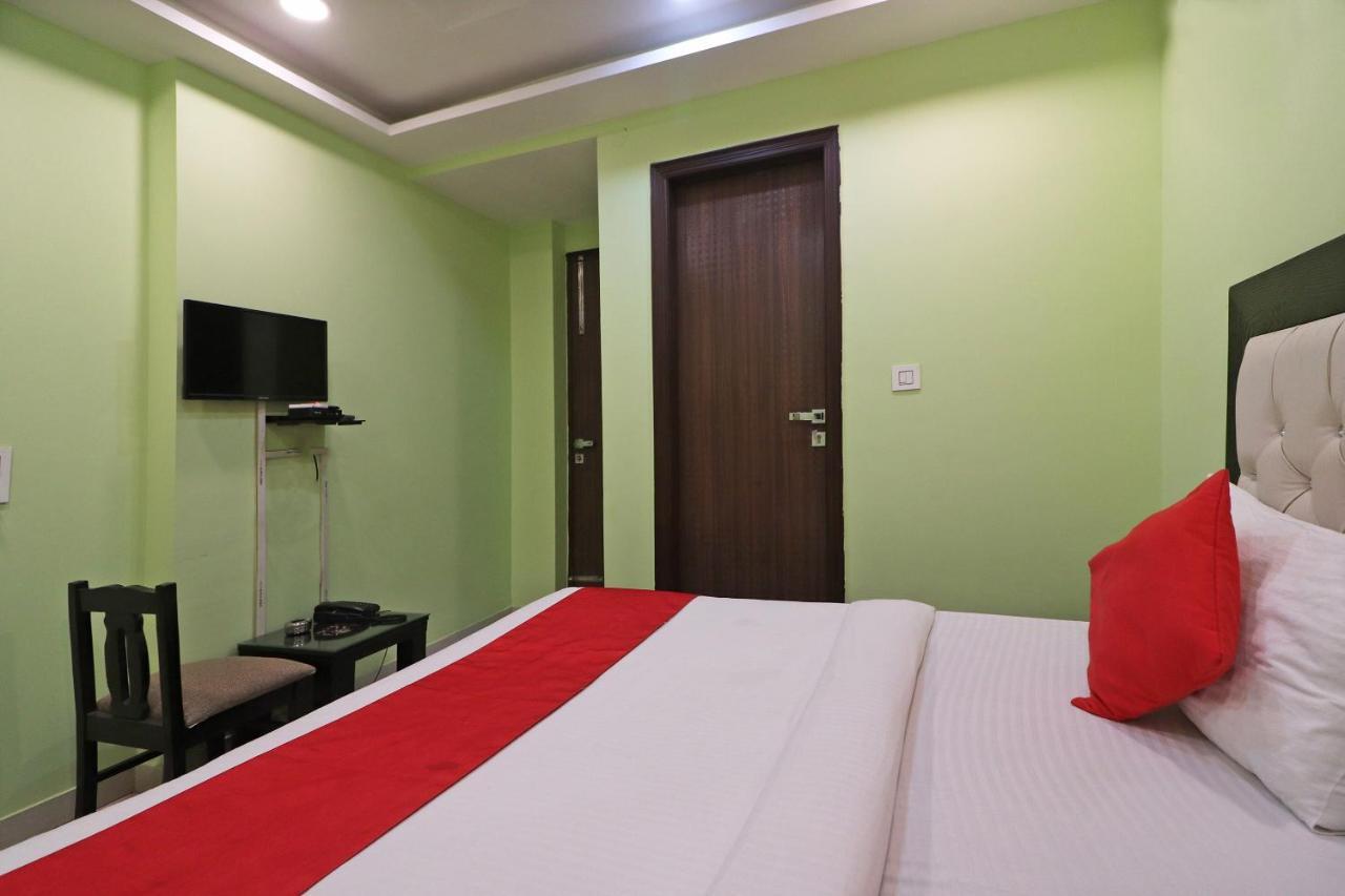 Hotel Oyo Mannat Residency Near Rohini Sector 18 Metro Station 3*