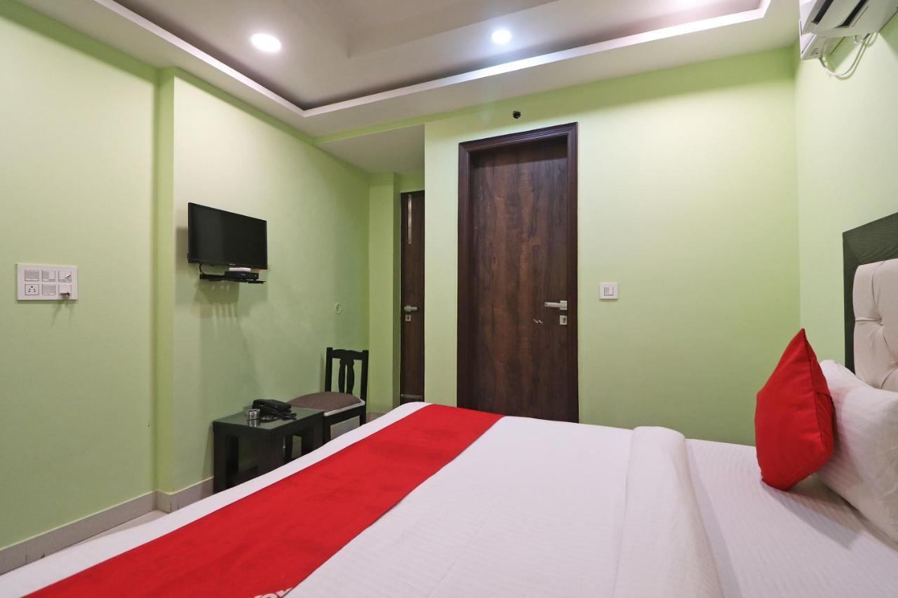 Oyo Mannat Residency Near Rohini Sector 18 Metro Station