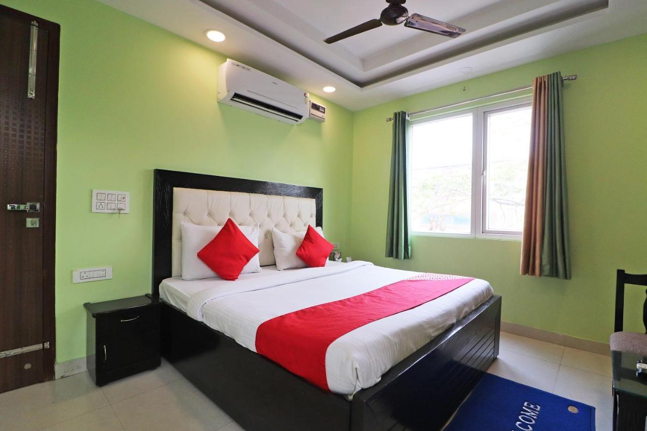Oyo Mannat Residency Near Rohini Sector 18 Metro Station 3* New Delhi