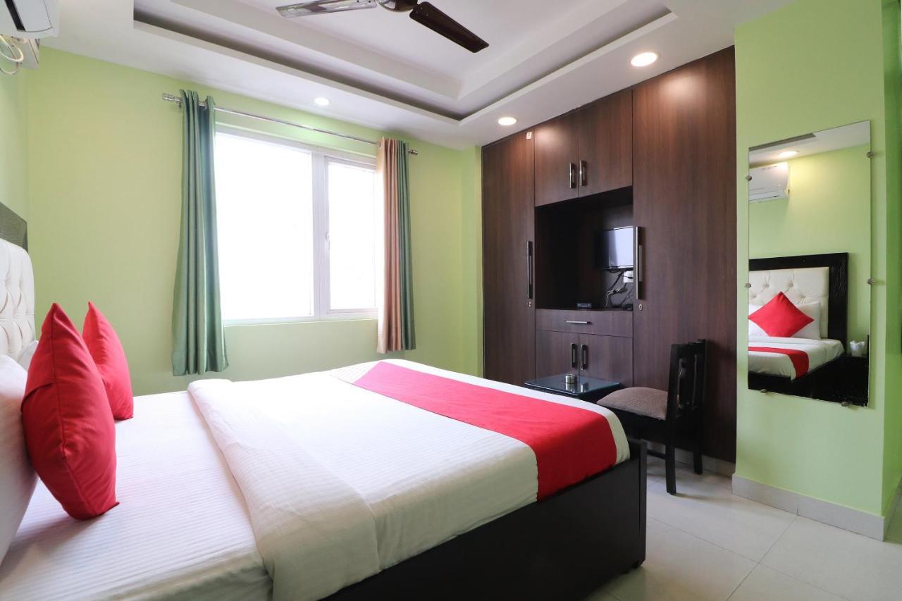 Oyo Mannat Residency Near Rohini Sector 18 Metro Station