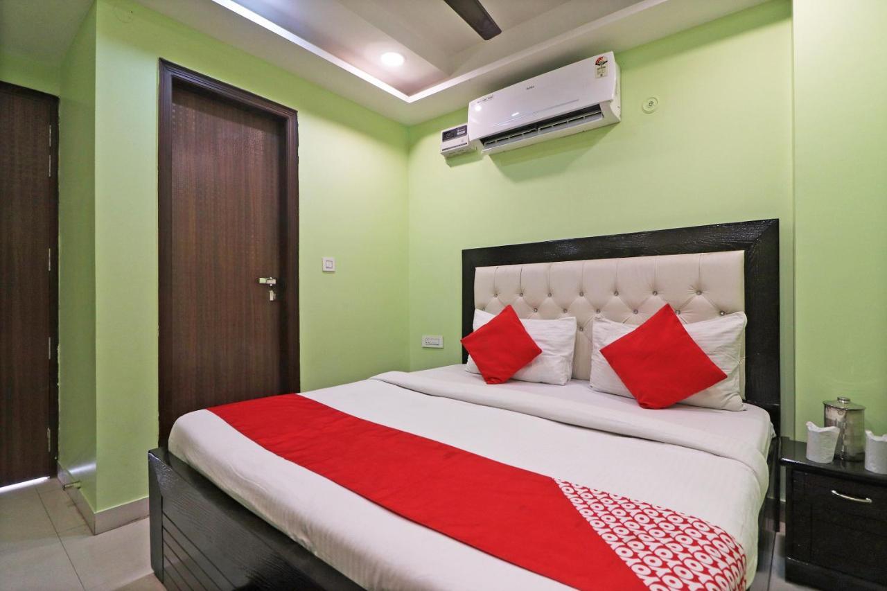 Hotel Oyo Mannat Residency Near Rohini Sector 18 Metro Station 3*