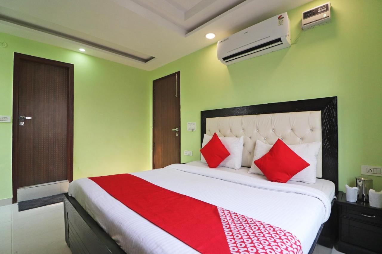 Hotel Oyo Mannat Residency Near Rohini Sector 18 Metro Station 3*