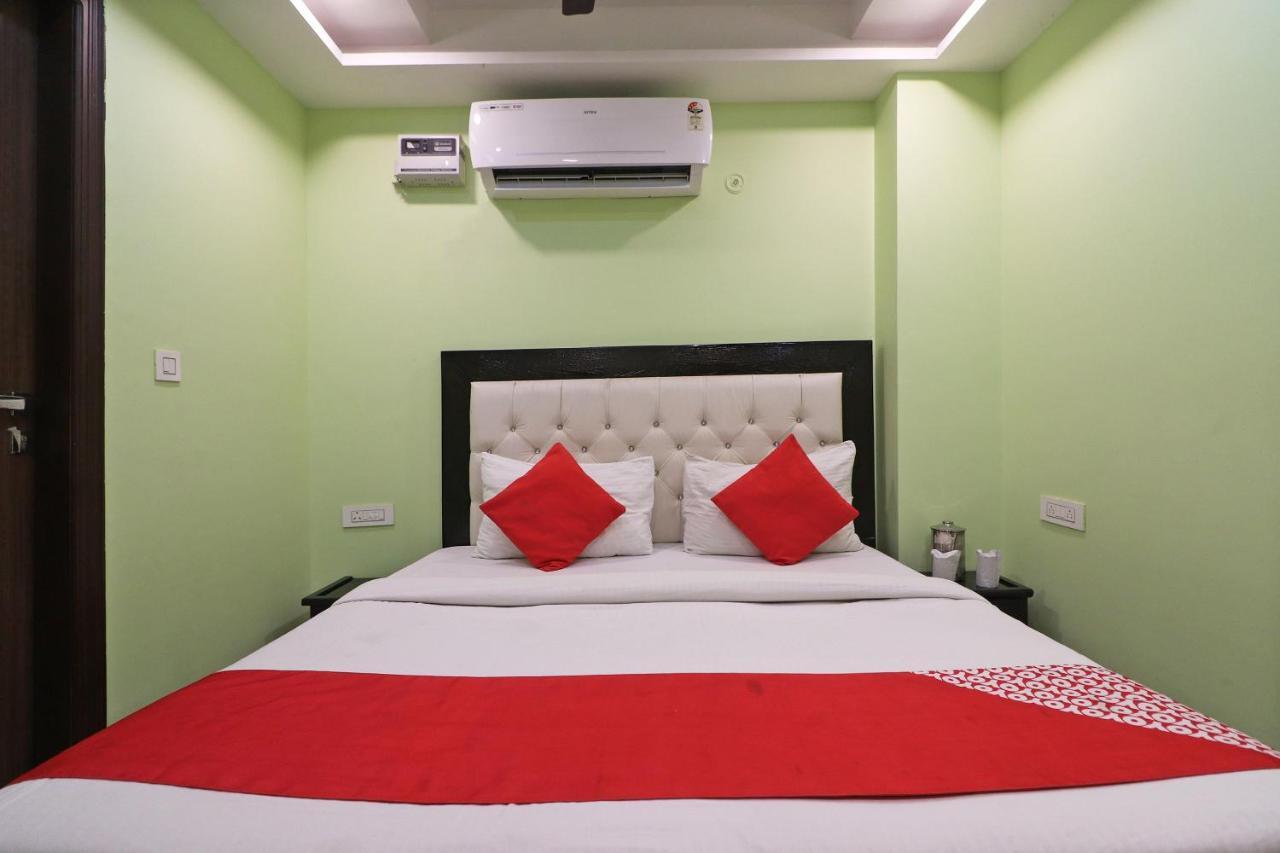 Oyo Mannat Residency Near Rohini Sector 18 Metro Station Hotel
