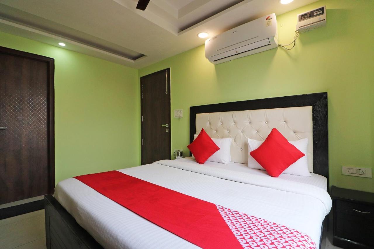 Oyo Mannat Residency Near Rohini Sector 18 Metro Station New Delhi