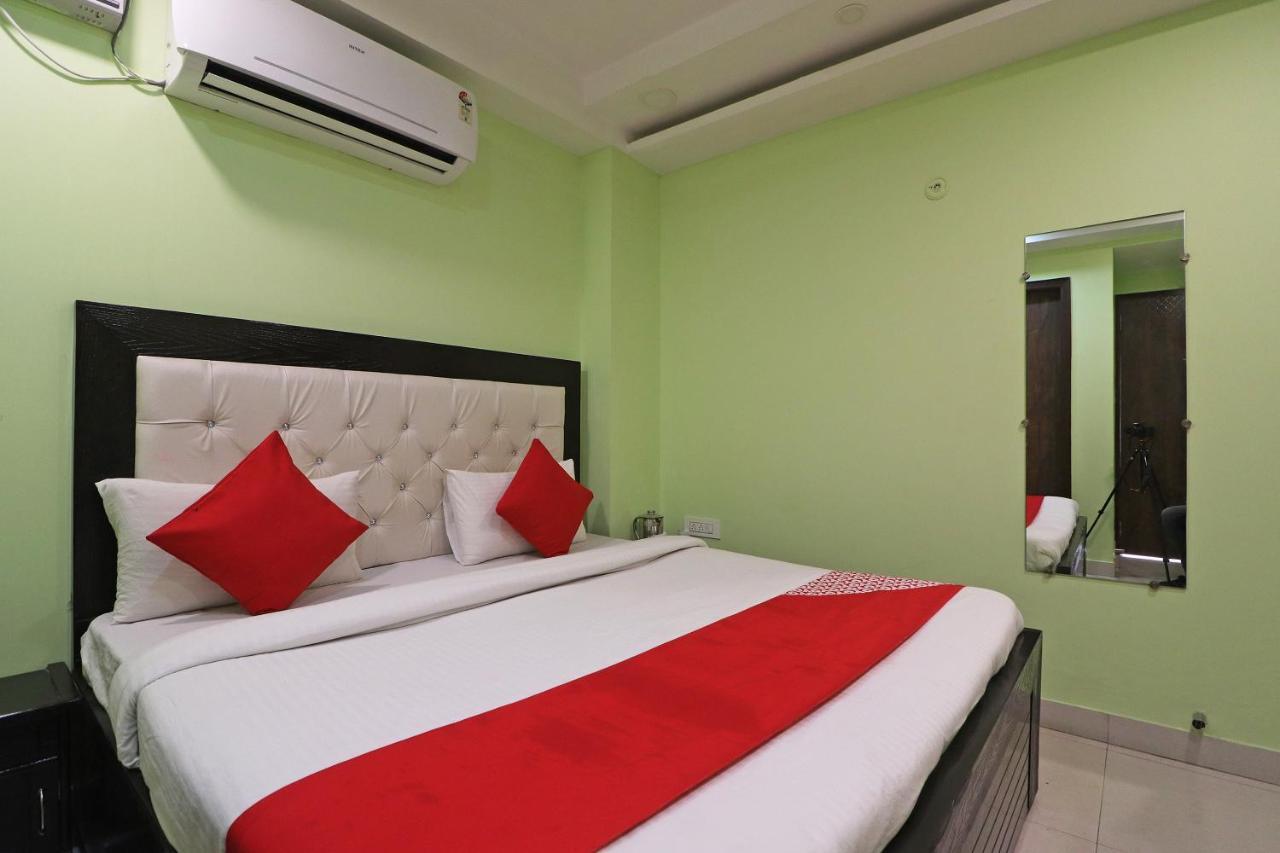 Hotel Oyo Mannat Residency Near Rohini Sector 18 Metro Station New Delhi