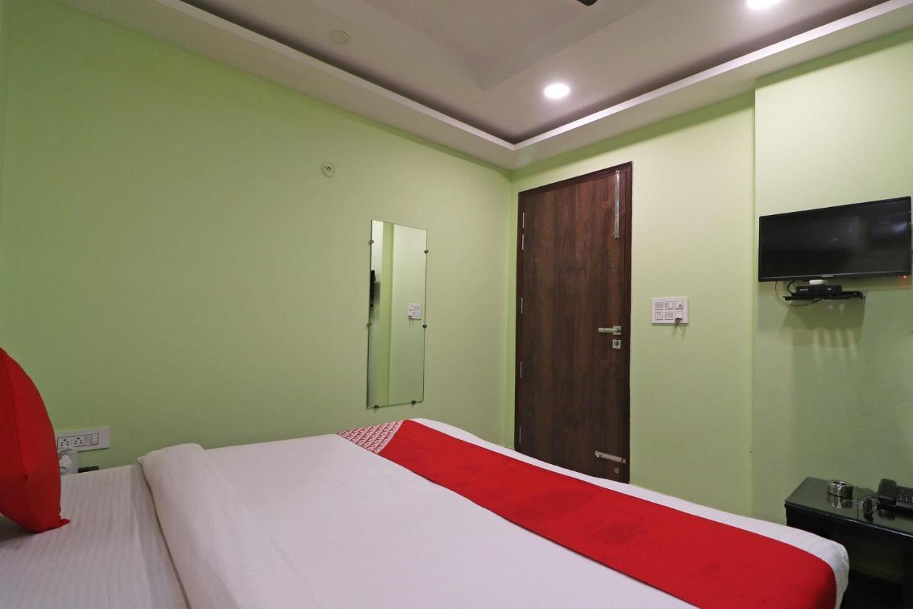 Oyo Mannat Residency Near Rohini Sector 18 Metro Station