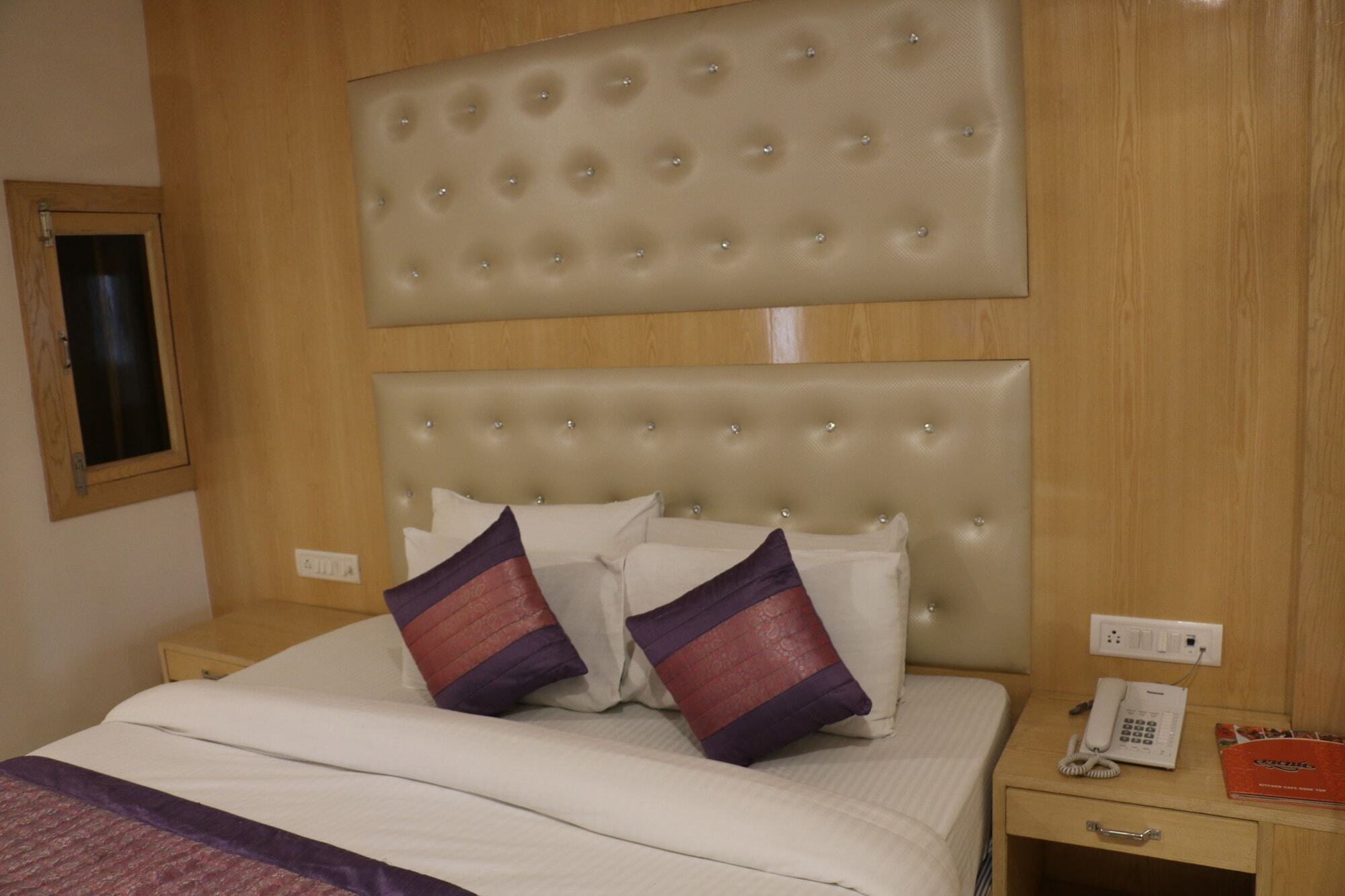 Hotel Check In Rk Ashram 3*
