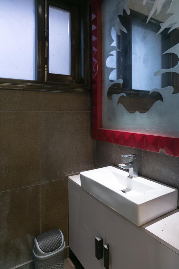 Under My Roof - Premium Bed & Breakfast New Delhi