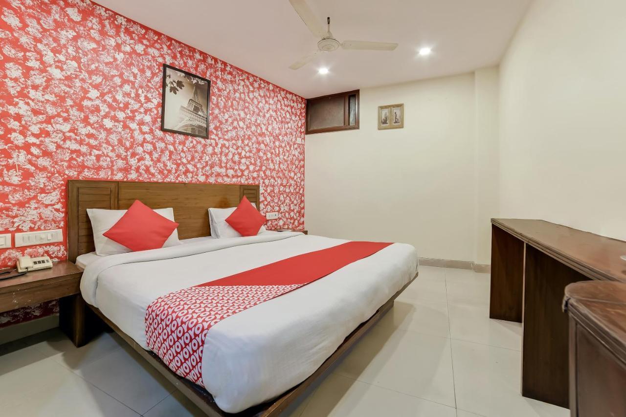 Hotel Oyo 24437 Oxford Palace New Delhi