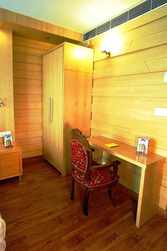 Hotel Emarald, 3*