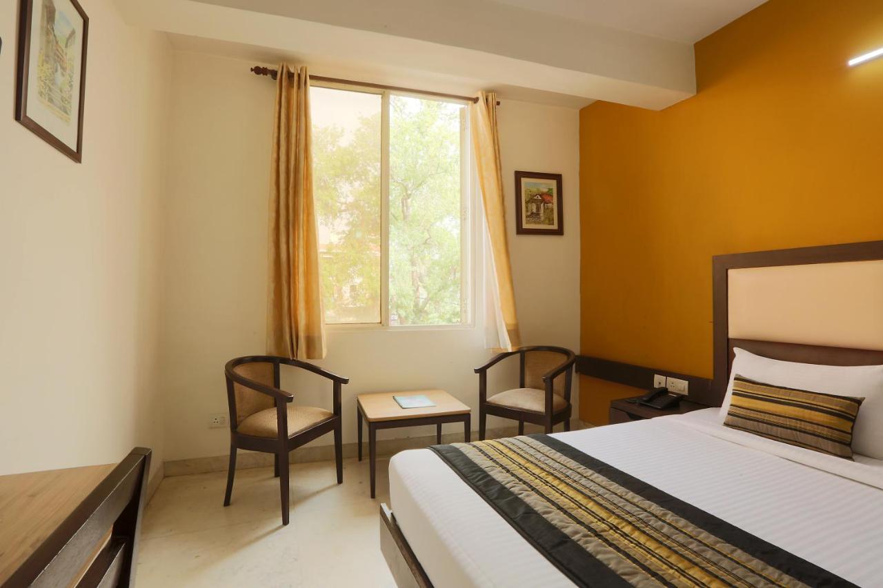 Lotus Airport Hotel, Hotel
