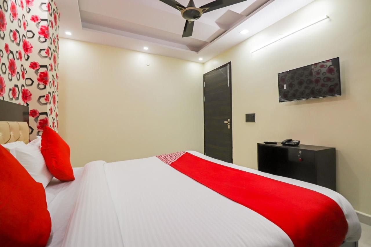 Oyo Flagship 64184 Moody Moon Residency 3*