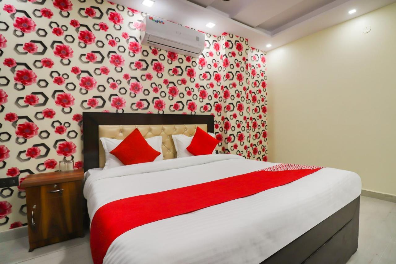Hotel Oyo Flagship 64184 Moody Moon Residency 3*