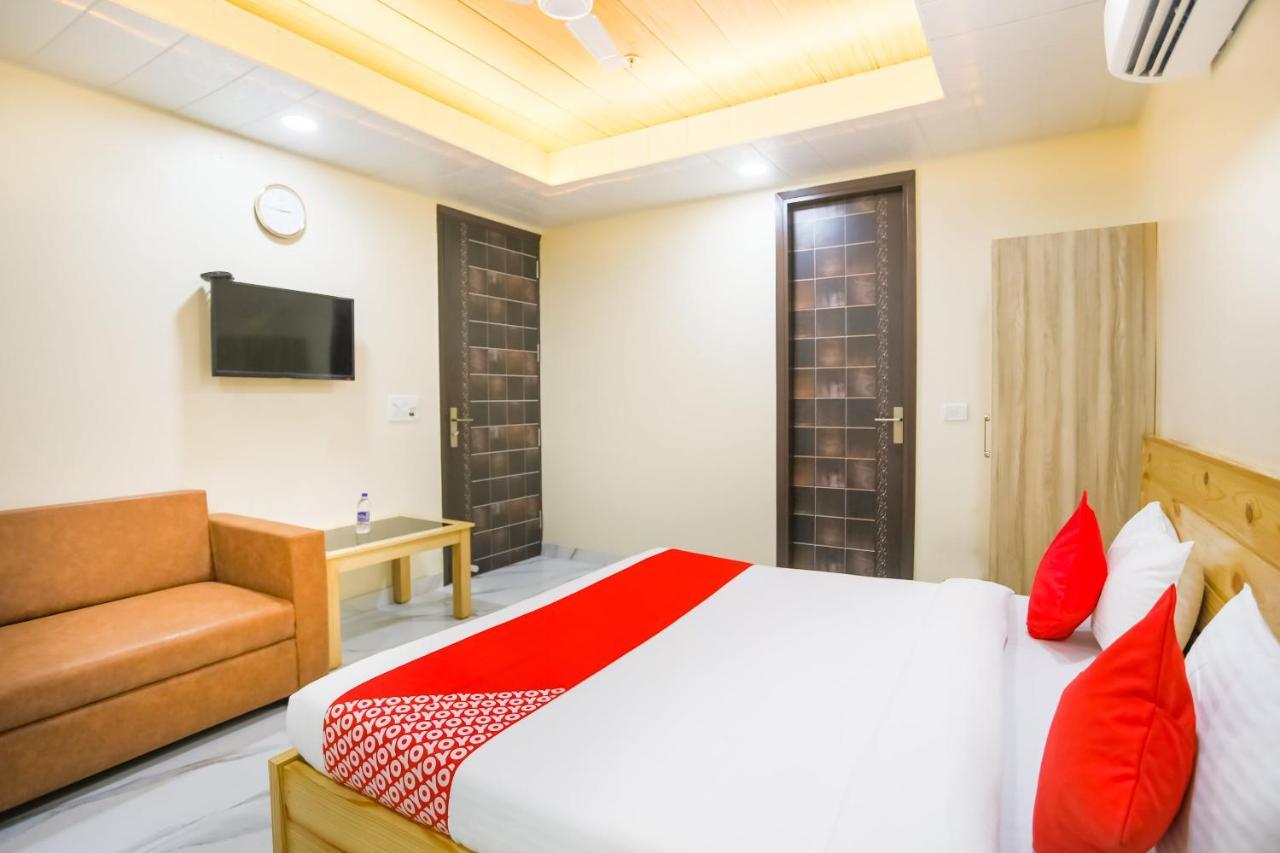 Hotel Oyo 71521 Crown Delhi (National Capital Territory of India)