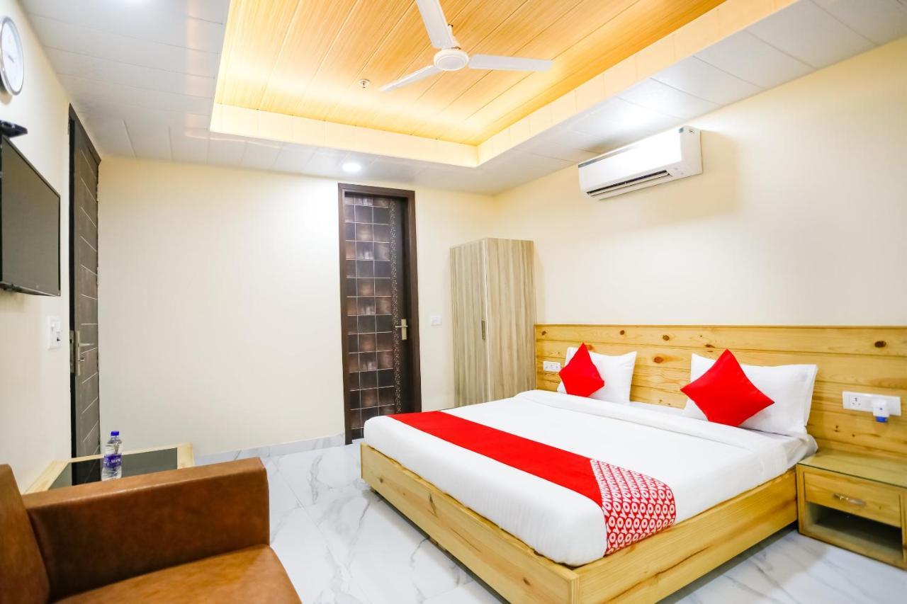 Hotel Oyo 71521 Crown Delhi (National Capital Territory of India)