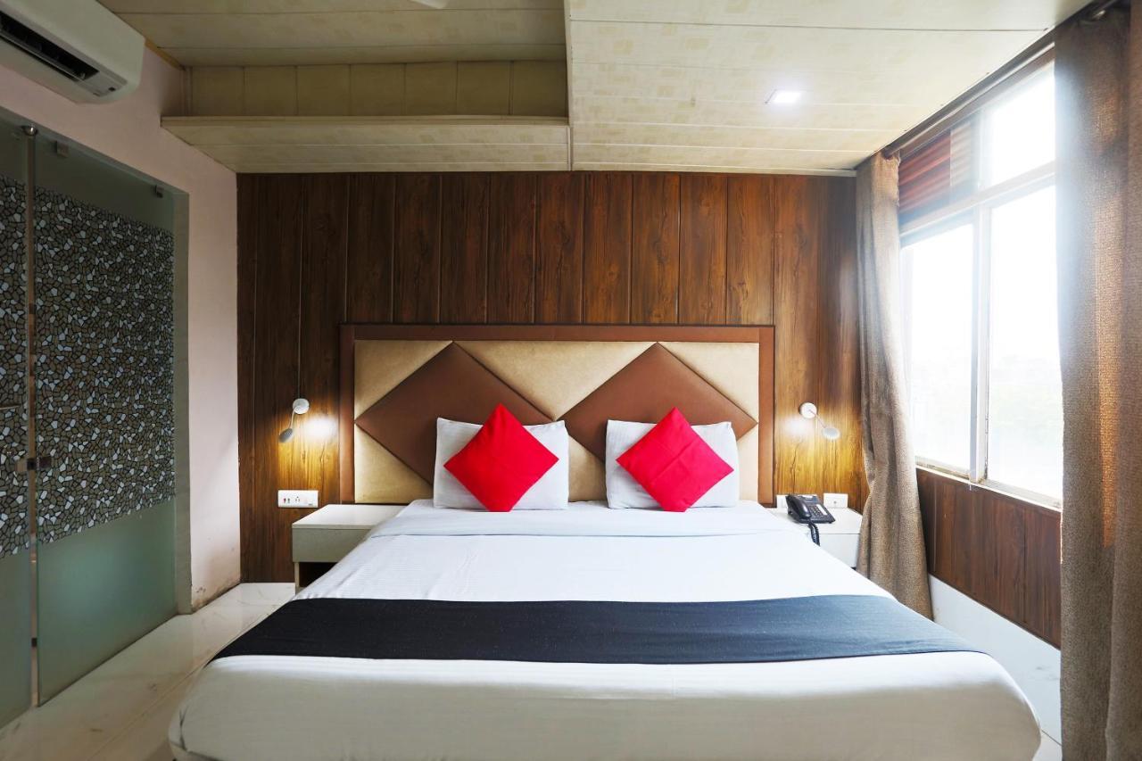 Capital O 23188 Glory Hotel