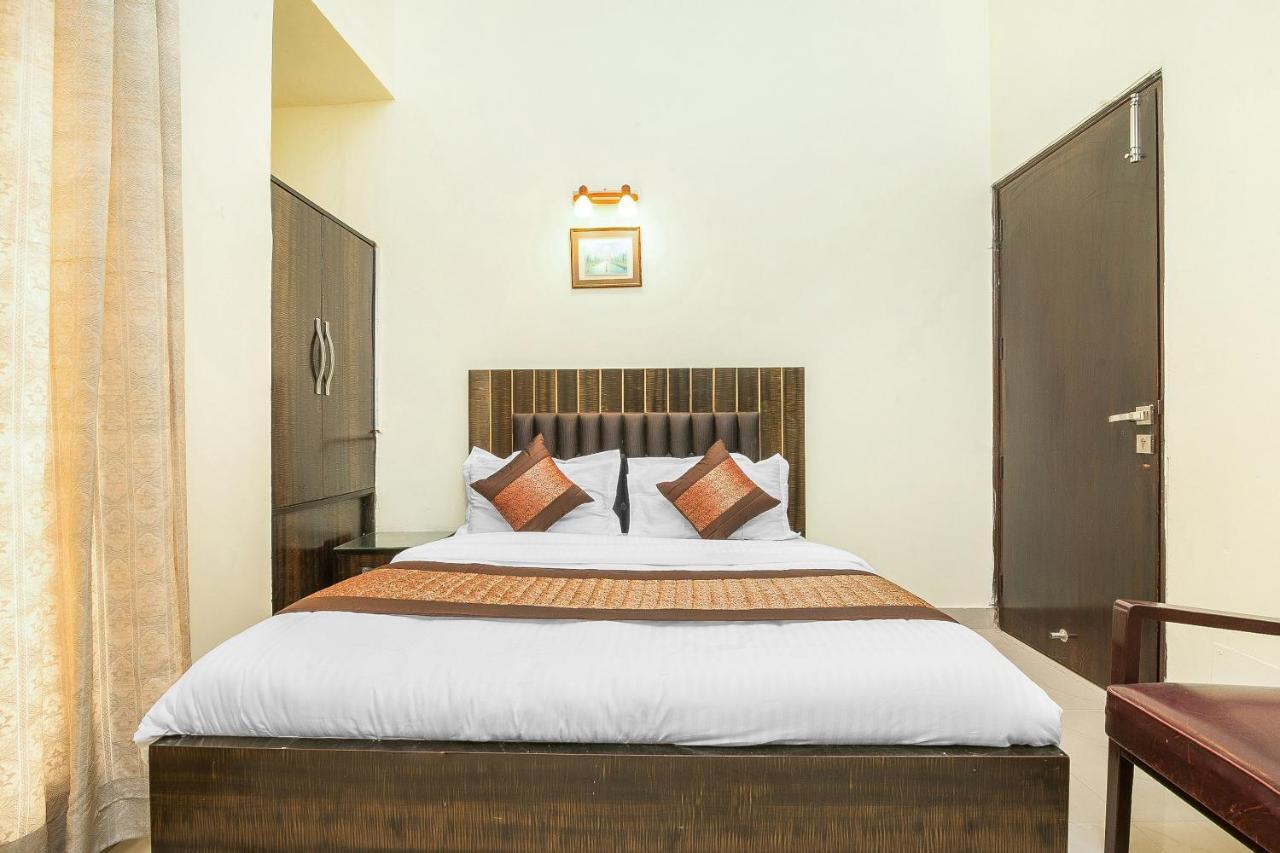 Oyo 14245 Amitabh 3* New Delhi