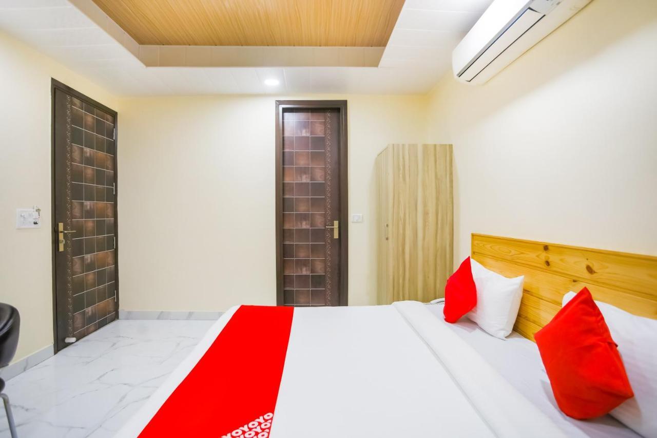 Hotel Oyo 71521 Crown Delhi (National Capital Territory of India)